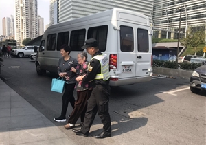 關(guān)愛(ài)老人，從我做起----陸家嘴城管隊員幫扶重陽(yáng)節聚餐老人