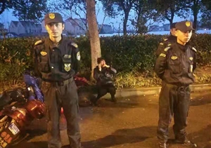 雨天老人騎車(chē)受傷，特保隊員出手相助 --惠南市容項目幫助交通事故