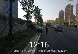 路見(jiàn)交通事故，幫忙維持秩序 --金橋輔警項目協(xié)助維持交通秩序