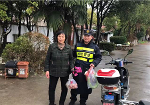 迷路老人神情慌，宗保特保來(lái)幫忙 --長(cháng)興島項目將迷路老人送回家