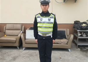 收到表?yè)P信 感謝宗保隊員路不拾遺 --閔行輔警拾到手機交還失主