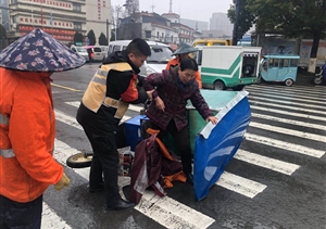 老人倒地扶不扶？民泰特保告訴你答案！ --浙江民泰星橋市容項目攙