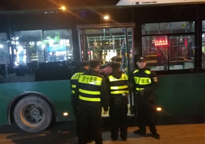 輪椅游客行動(dòng)不便 民泰特保熱心幫助 --浙江民泰良渚項目幫助輪椅