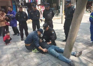 男子路邊暈倒  特保熱心相助 --宗保金山市容項目熱心幫助暈倒男子