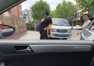 妙齡女子暈倒地鐵站  熱心特保救助送醫院 ——金橋市容項目隊員緊