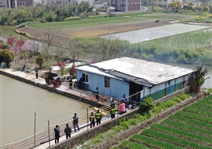 無(wú)人機航拍捕捉火情  保安消防員聯(lián)手施救 ——宗保公司無(wú)人機在執