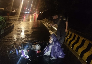 深夜里，暴雨中你的舉動(dòng)令人稱(chēng)贊 ——宗保公司駐周浦市容項目負責