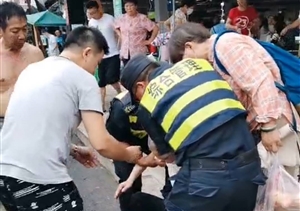 老人鬧市突摔倒  隊員幫扶顯溫暖 ——民泰公司駐金家渡菜場(chǎng)隊員救