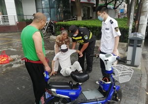 老人騎車(chē)摔倒 保安熱心幫助--公司駐高橋市容項目隊員救助摔傷老人