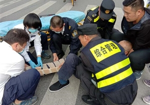 巡邏途中遇事故  及時(shí)相助暖人心--三林市容項目隊員救助車(chē)禍傷者