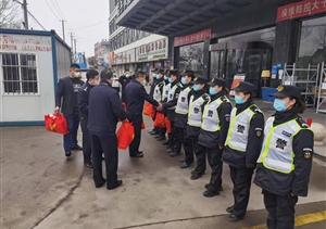 春節慰問(wèn)到一線(xiàn) 溫情匯聚隔離點(diǎn) —陸家嘴公安處領(lǐng)導到隔離點(diǎn)慰問(wèn)