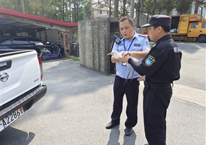 宗保隊員救助受傷的國家級保護動(dòng)物牛背鷺