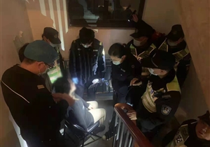 女子情緒失控欲跳樓 隊員拉住勸導化險情—周浦輔警項目隊員救下欲