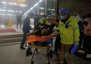 男子酒后摔傷 隊員及時(shí)救助—良渚地鐵菜場(chǎng)項目隊員救助摔傷男子