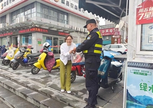 隊員值勤撿手機 歸還失主獲致謝—公司駐歙縣項目隊員撿到手機