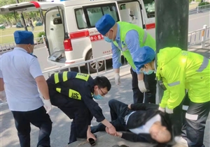 男子醉酒躺路邊 隊員幫助送醫治—東湖市容項目隊員救助醉酒男子